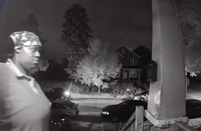 В США девушка разгромила машину курьера на 10 тысяч долларов из-за куриных крылышек 