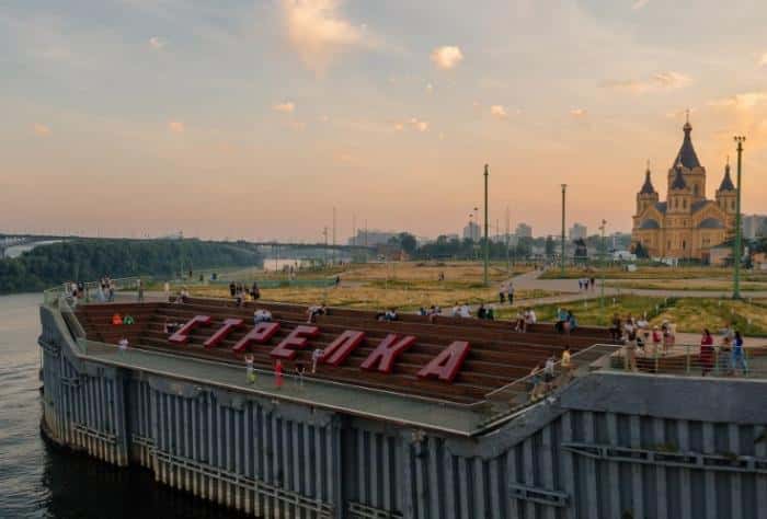 Посетители ПАРИ ФЕСТа в Нижнем Новгороде простояли под дождем больше трех часов