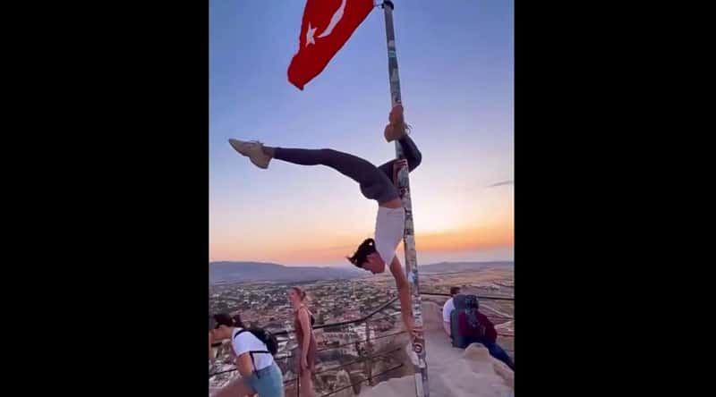 Туристка в Турции станцевала на флагштоке — теперь ей грозит тюрьма