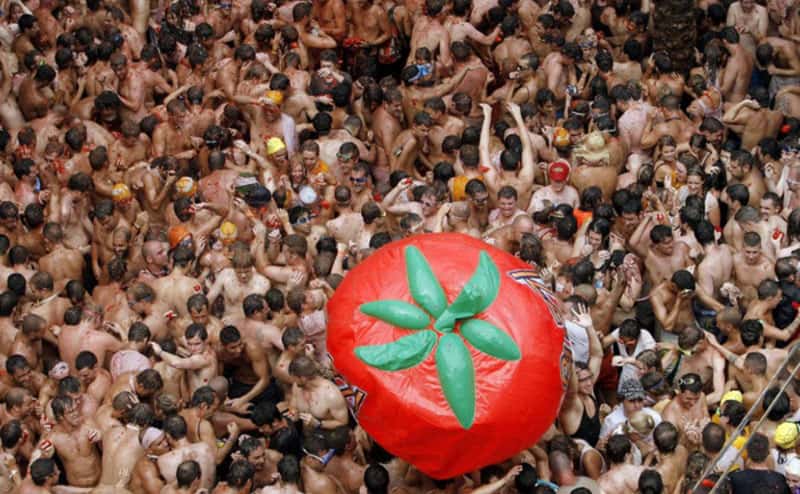 В Испании прошёл фестиваль «Томатина»: 22 тысячи человек устроили битву помидорами