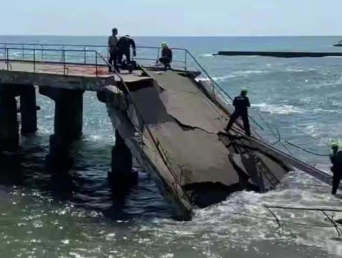 В Алуште рухнул аварийный причал: спасатели выводили людей из обломков