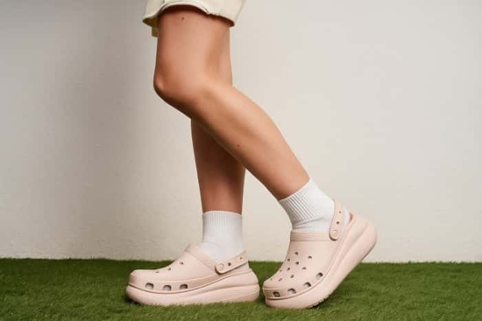 Опасная мода: кроксы застревают в эскалаторах и калечат ноги