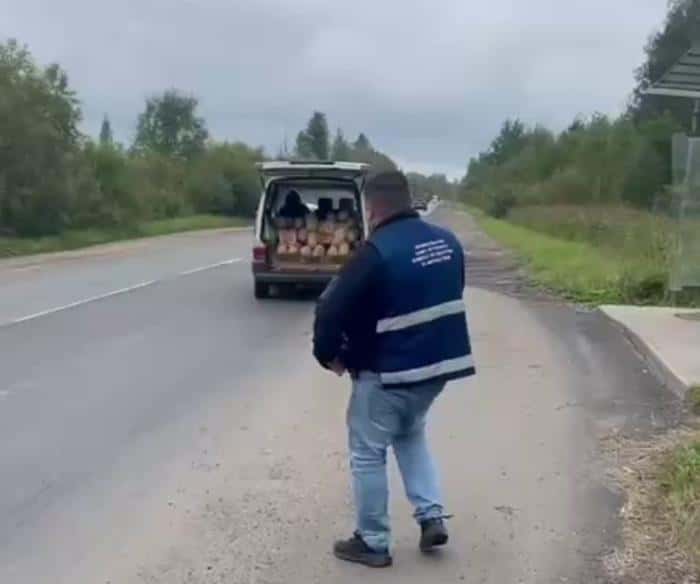 В Петербурге продавец арбузов прокатил инспектора на капоте: нарушитель задержан