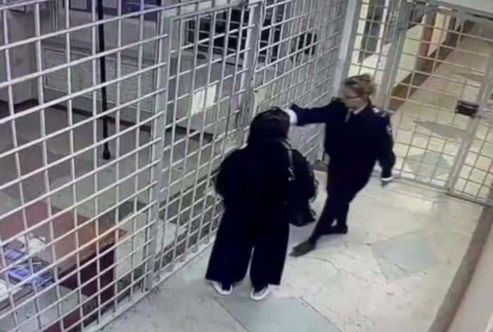 На Камчатке женщина украла телефон у спящего прямо в полиции и попала под суд