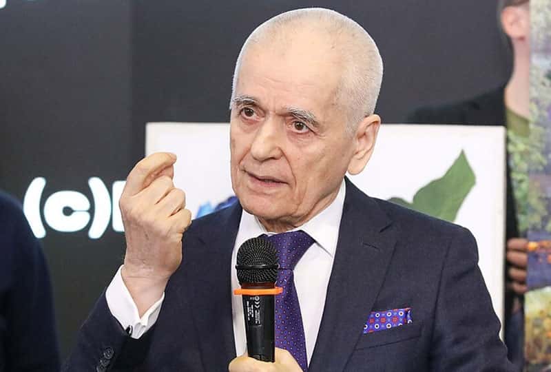 «Гаджеты разрушают мозг детей!» — Онищенко рассказал, чем опасен поток информации