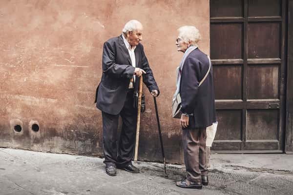 Почему женщины живут дольше мужчин — объяснение, которое вас удивит