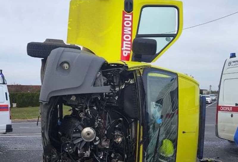 Авария на трассе под Тверью: реанимобиль столкнулся с легковушкой