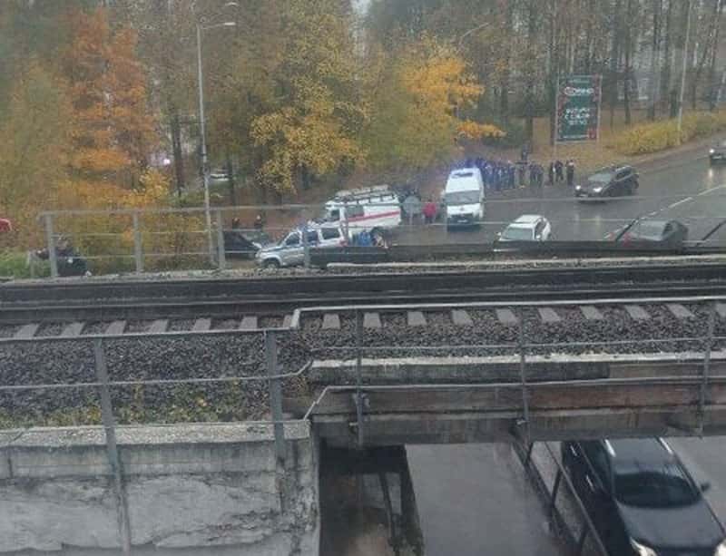 Два подростка пострадали, один погиб на крыше электрички в Подмосковье