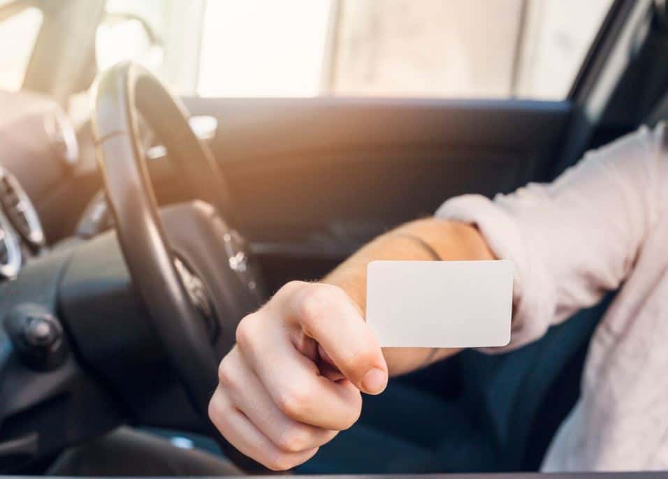 ГИБДД предупредила водителей: за отказ снять обложку с прав — до 15 суток ареста