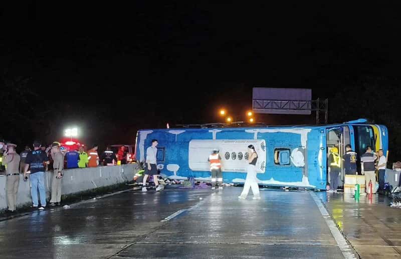 Туристический автобус перевернулся в Таиланде, россияне не пострадали