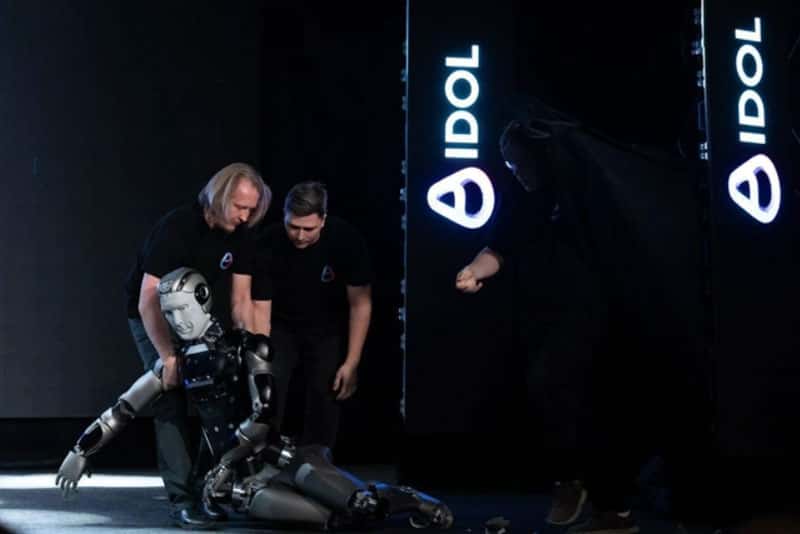 На презентации в России упал первый антропоморфный робот Aidol