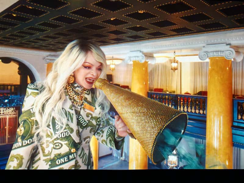 Лариса Долина расплакалась на первом концерте после скандала с квартирой