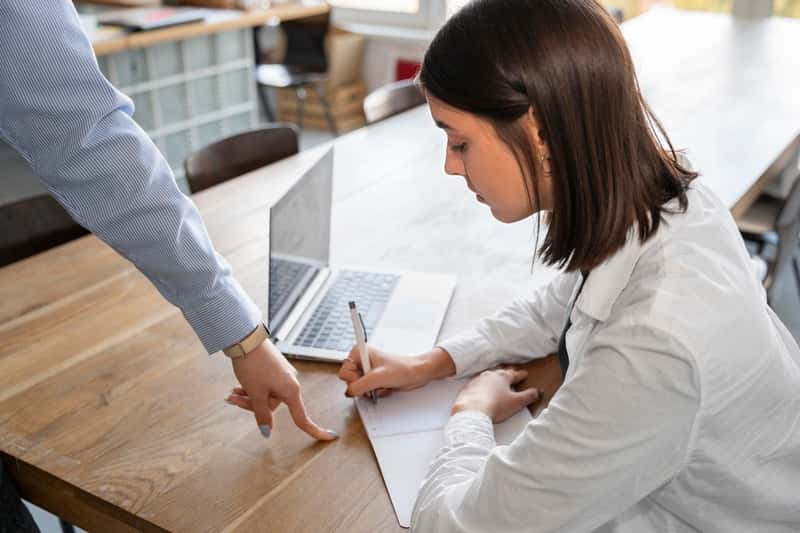 Главврач в Волгограде прочитал личную переписку секретарши после конфликта