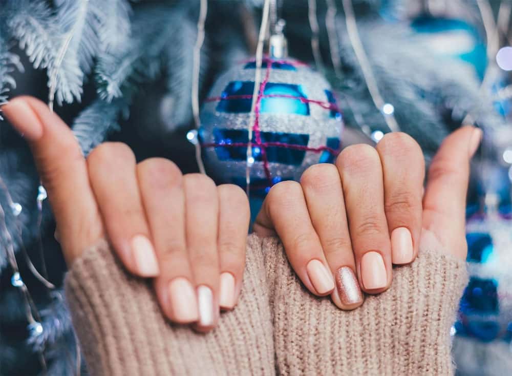 Когда делать маникюр перед Новым годом: удачные даты декабря