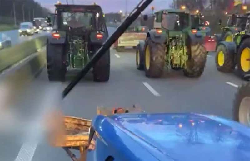 Французские фермеры протестуют на тракторах в центре Парижа из-за соглашения MERCOSUR