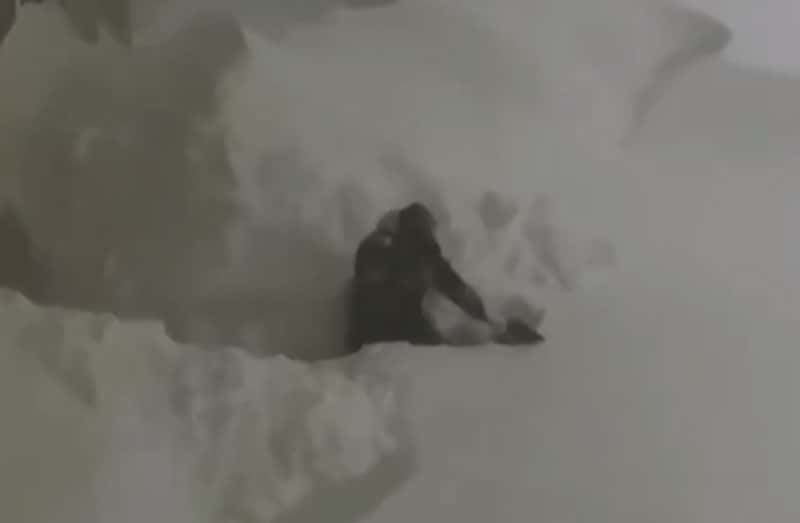 Камчатку засыпало снегом: жители не могут выйти из домов, рейсы задержаны