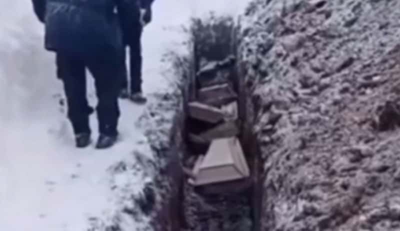 В Прокопьевске проверяют видео, где похоронная служба сбрасывает тела в общую могилу