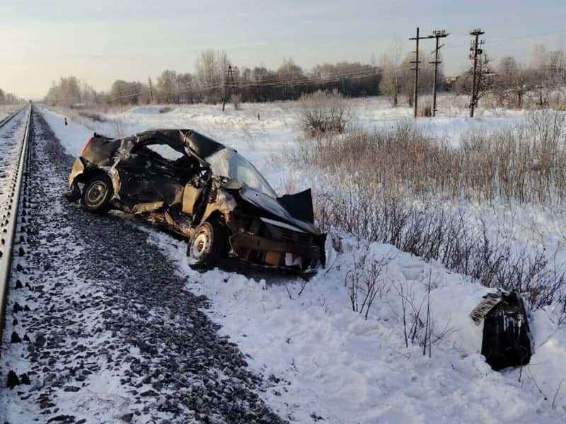 В Псковской области четыре человека погибли в ДТП с грузовым поездом