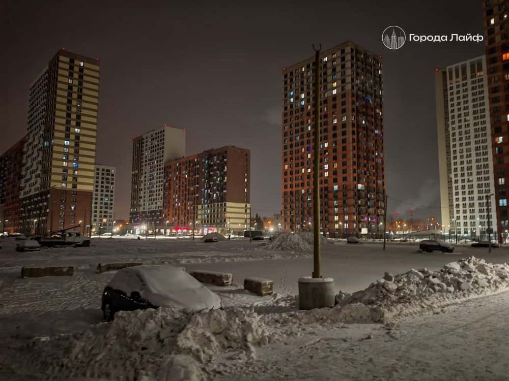 В Екатеринбурге бетонными блоками перекрыли парковку у жилых комплексов