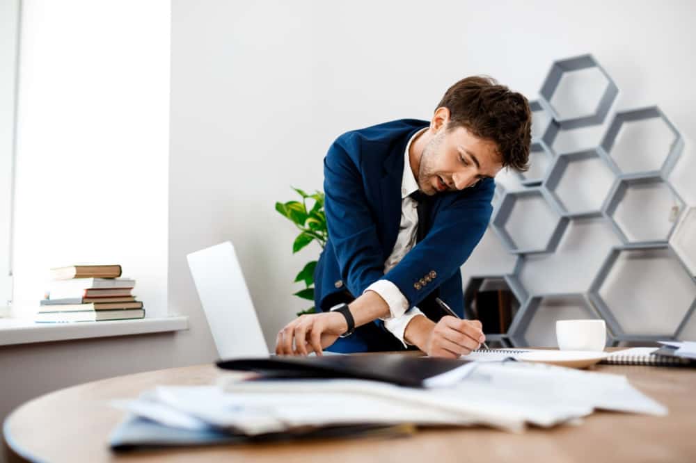 Эксперт Котлярова назвал, какие права есть у работника при претензиях к внешнему виду