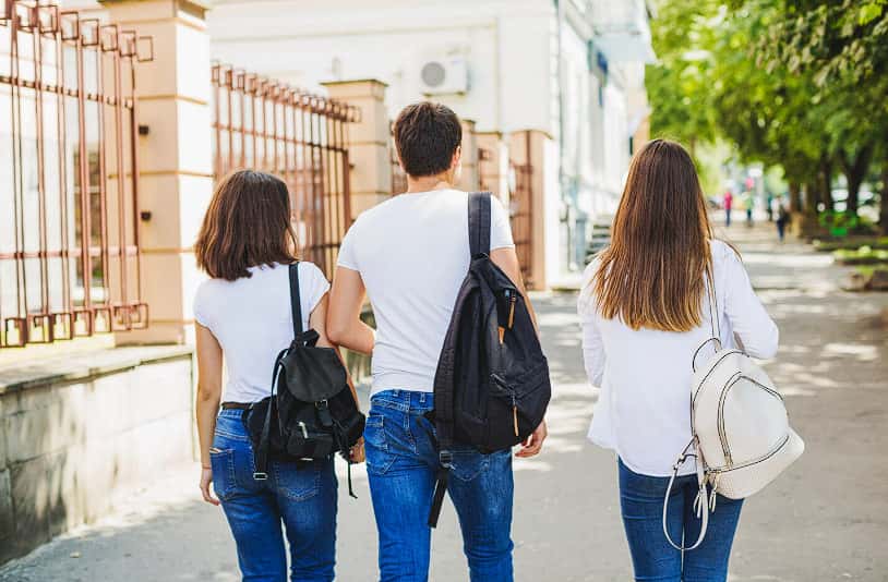 Трудных подростков будут направлять в спецшколы: новая инициатива в РФ