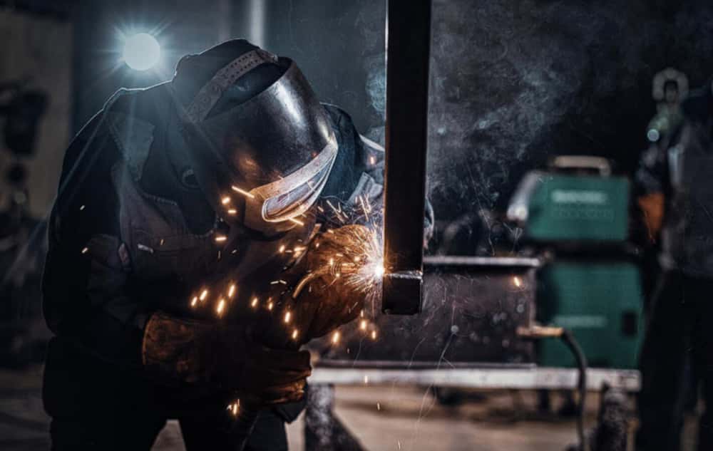 Сварщик теперь в тренде: зарплаты до 350 тыс. — это изменит рынок труда 