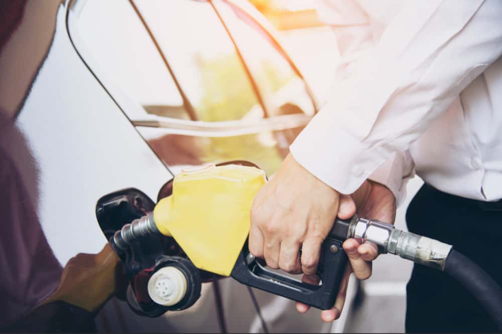 Цены на бензин заморозят: Новак дал срок до 1 мая — заправки не поднимут стоимость топлива, водители сэкономят тысячи рублей