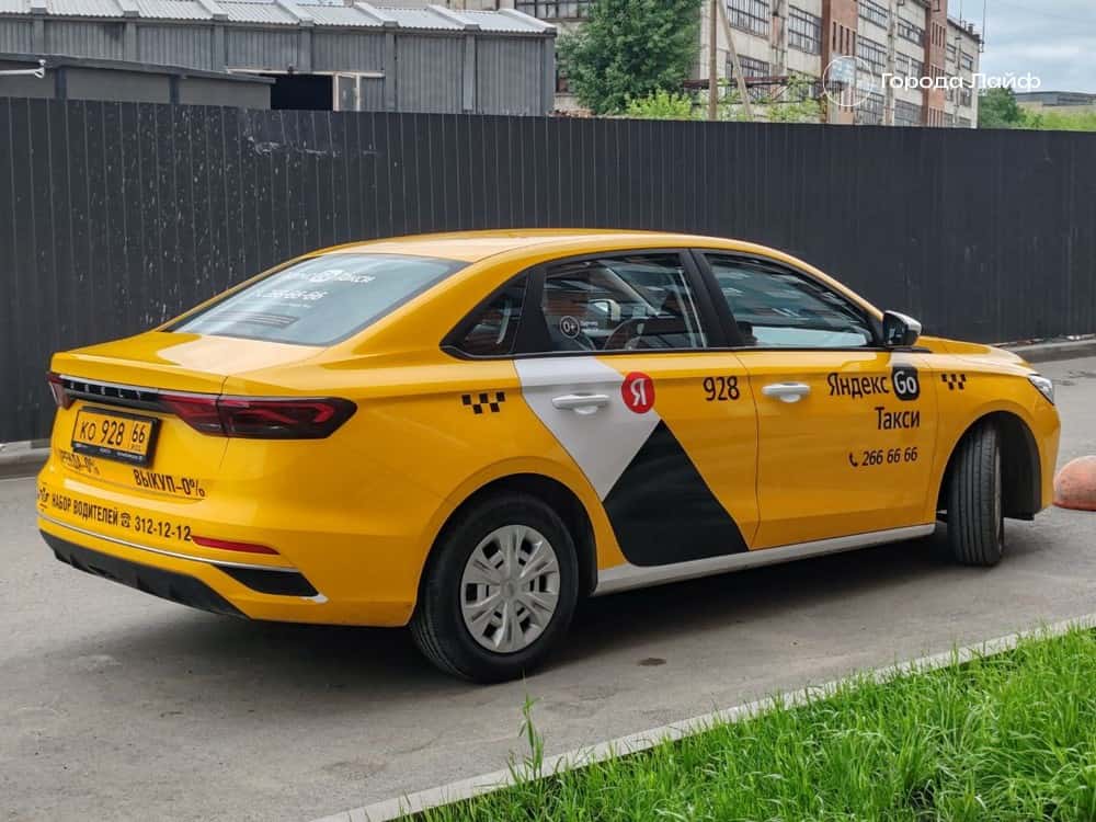 Такси-кошмар: пассажир уснул на заднем сиденье, а водитель украл с карты 200 тысяч рублей