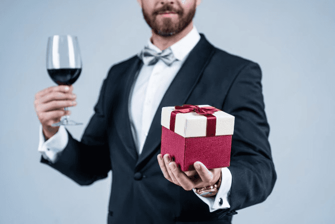 Как удивить девушку на 8 Марта: подборка лучших подарков и сюрпризов - от бюджетных до роскошных