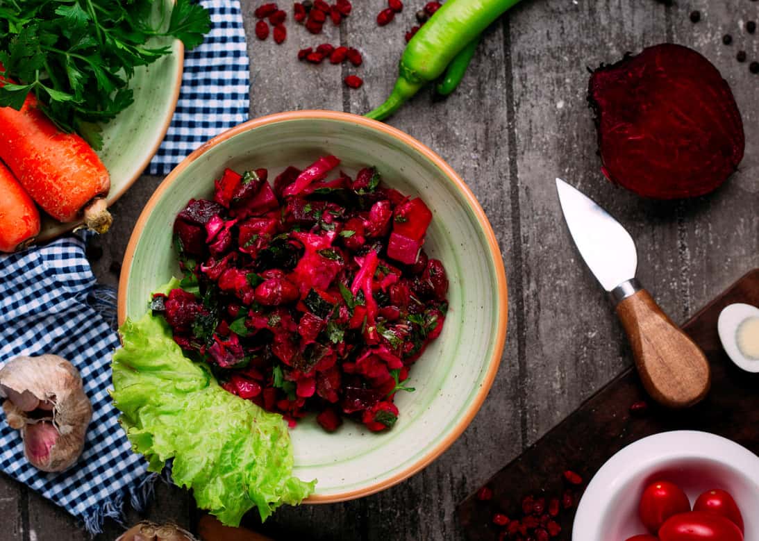 Винегрет больше не нужен: простой салат из свеклы удивил вкусом - получается настоящий шедевр из пары ингредиентов