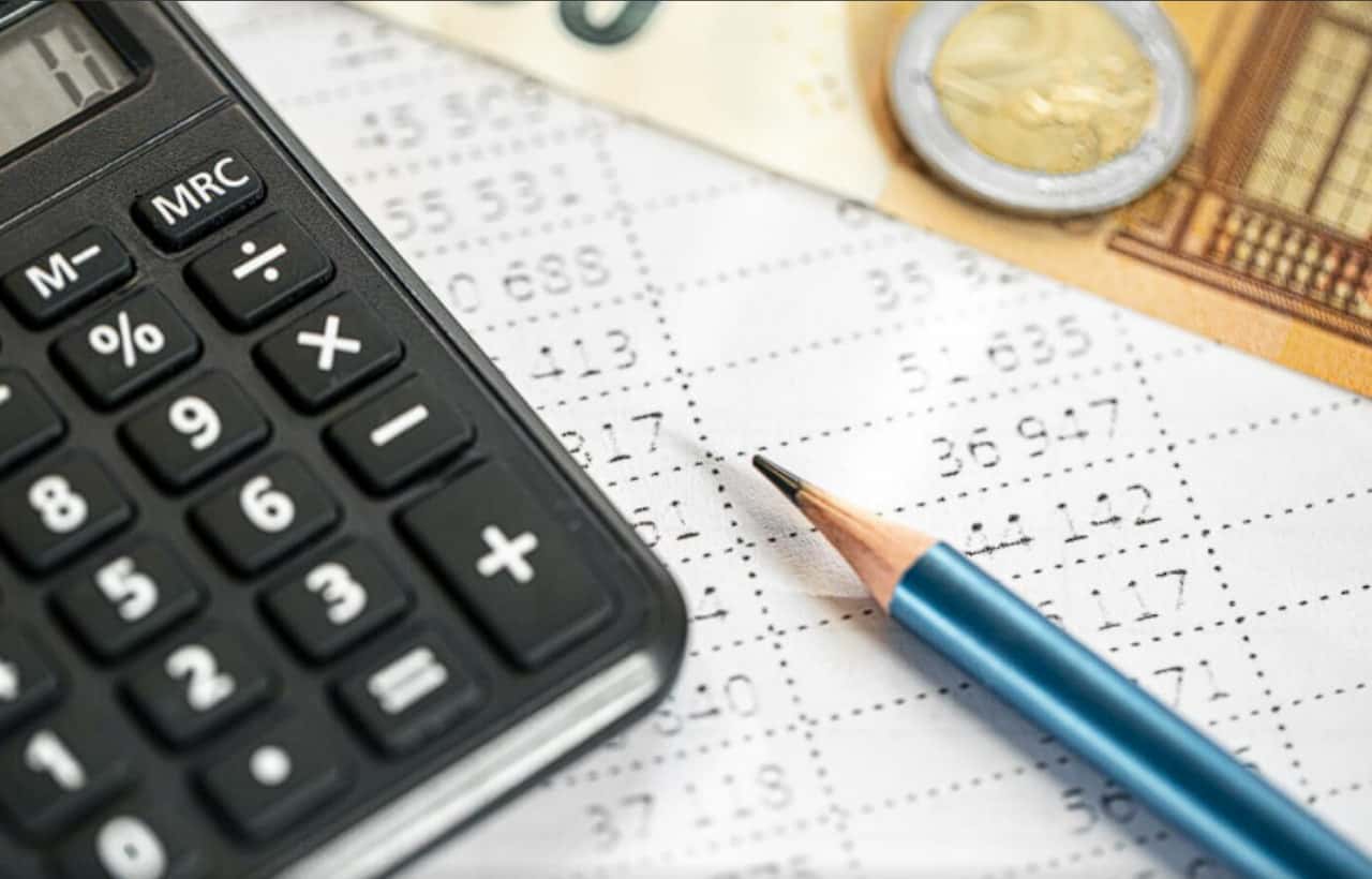 Лишние платежи в квитанциях ЖКХ: как распознать незаконные строки и добиться перерасчёта