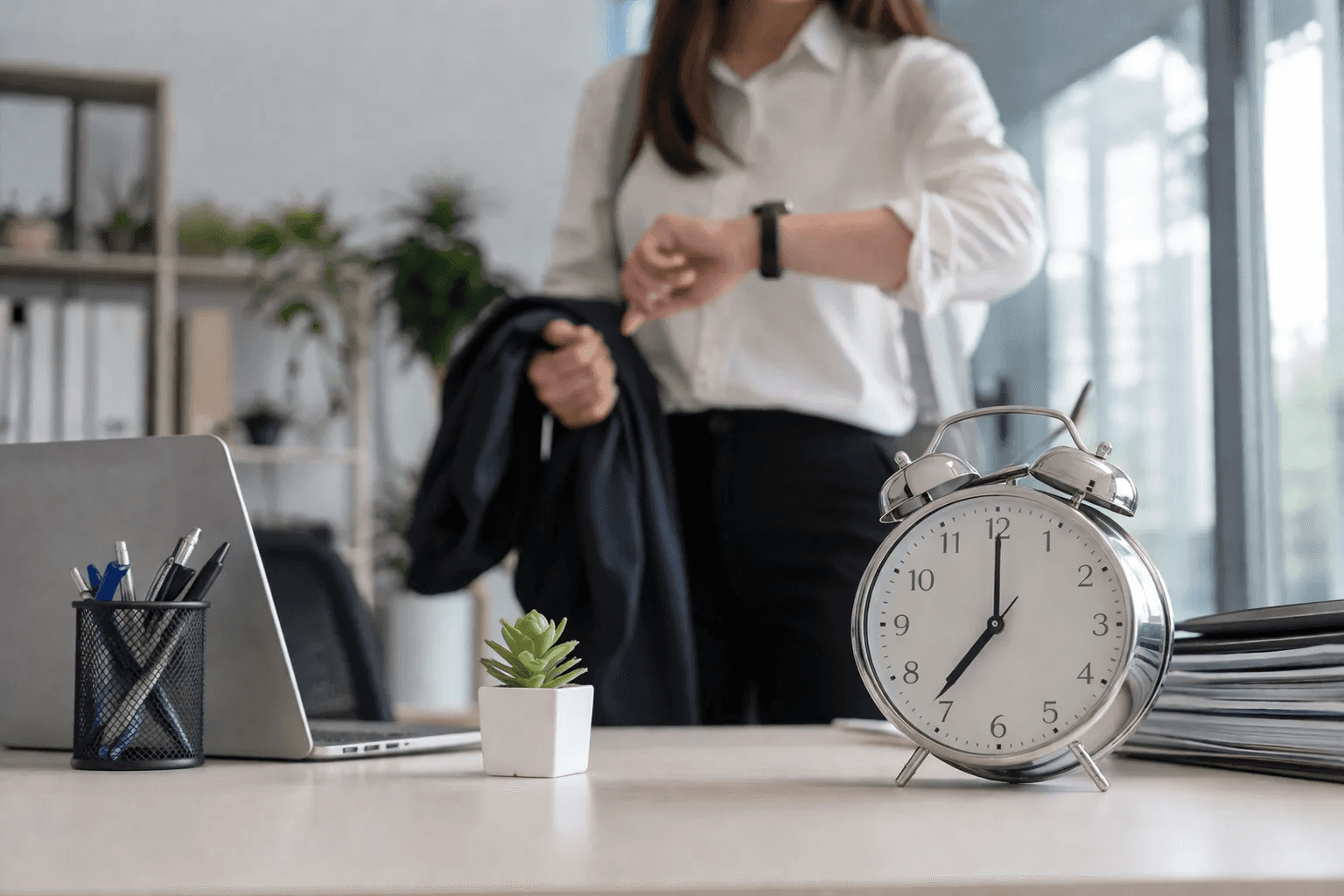 В конце апреля россиян ждёт приятный бонус — рабочий день станет короче, а оплата останется прежней.