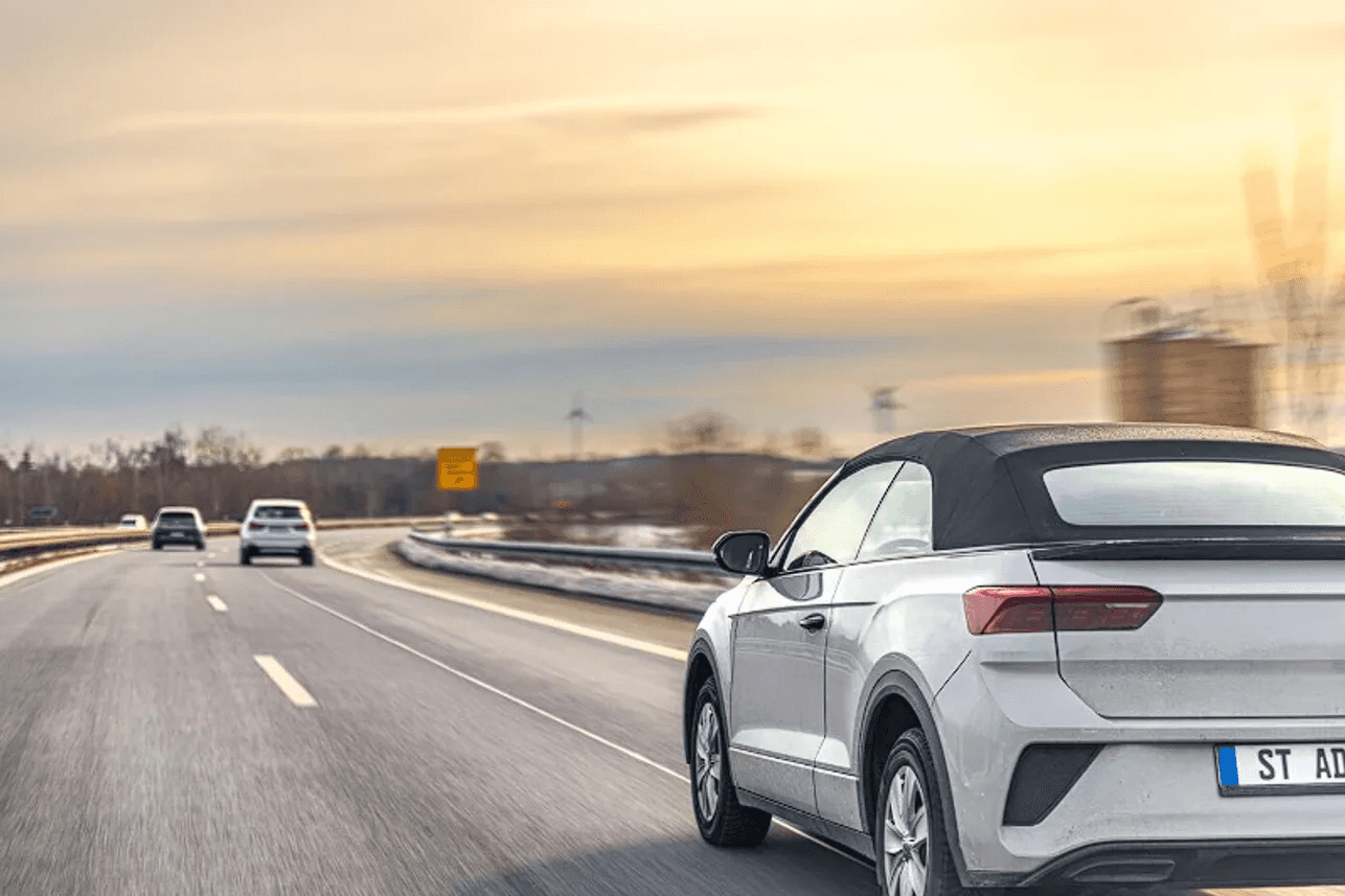 Поворотники на кольце — не так просто: объясняем правила включения сигналов при разных манёврах и почему это важно для безопасности