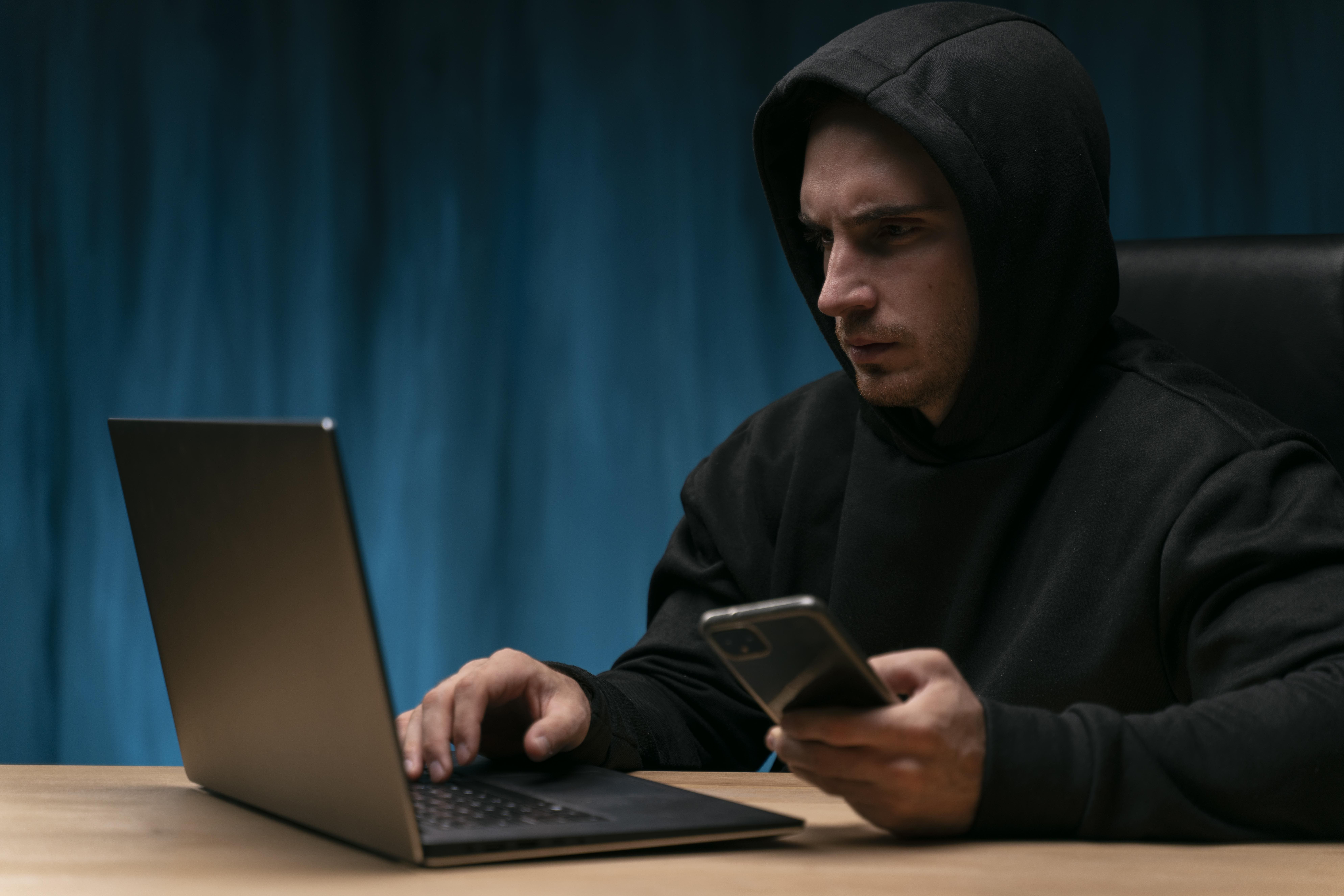 Не дайте украсть свои деньги: опасная схема мошенников набирает обороты — счета граждан опустошаются мгновенно, изучите главные признаки обмана и меры предосторожности