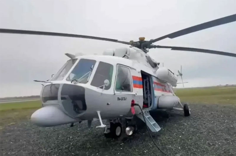 На Курилах нашли живыми всех пропавших туристов: их доставляют в Курильск | На Курилах спасли всех 10 туристов: вертолёт МЧС уже доставляет группу в Курильск