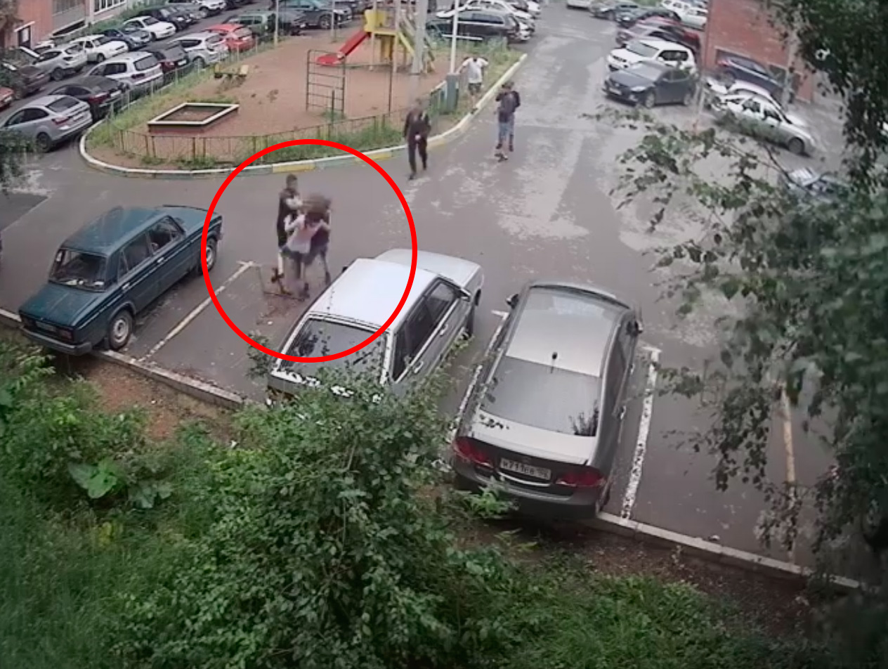 В сети появилось видео жестокого избиения девушки во дворе дома в Уфе