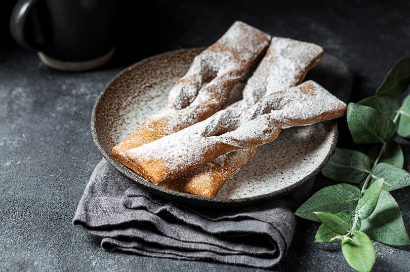 Готовлю хворост, который возвращает в детство на бабушкину кухню: всего пара ингредиентов и получается воссоздать тот незабываемый вкус