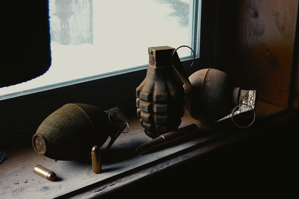 В Петербурге мужчина оставил гранату в подъезде отвергнувшей его женщины