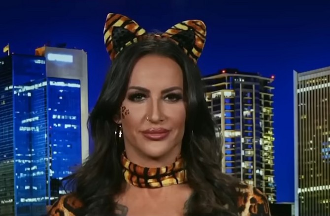 Женщина нарядилась кошкой в знак протеста против трансгендера в школьном совете