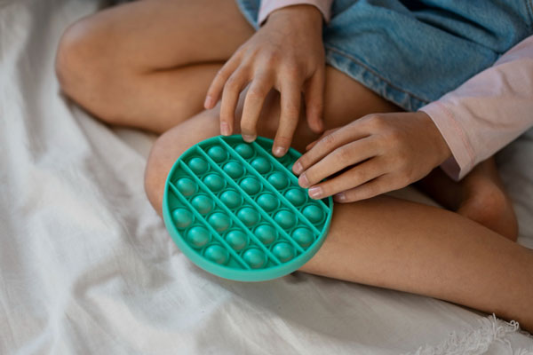 Врач развеял миф о снимающих стресс игрушках