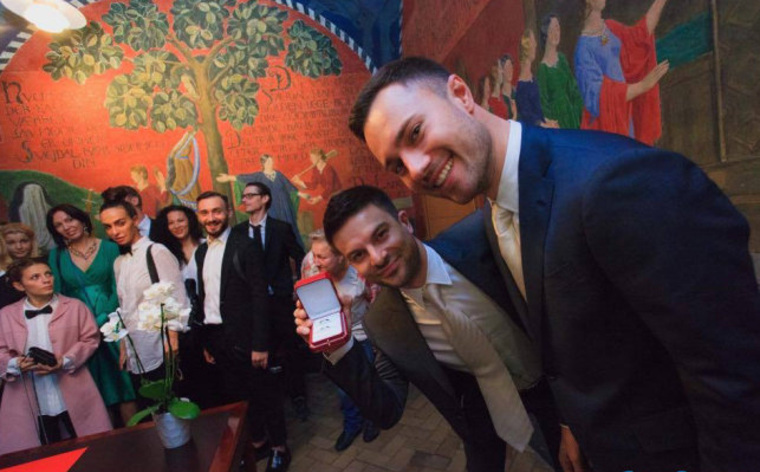 Гей-свадьба станет поводом для побега из России. Звезду Comedy Woman гонят с работы