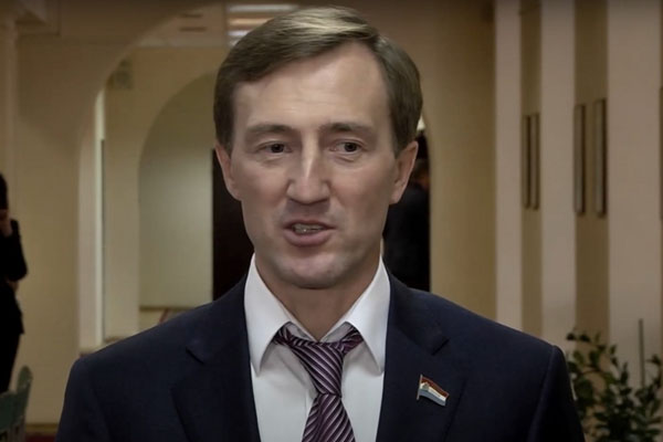 «Не по понятиям»: самарского депутата раскритиковали за розовый лак на ногтях | Самарские депутаты посоветовали коллеге Живайкину не красить ногти розовым лаком