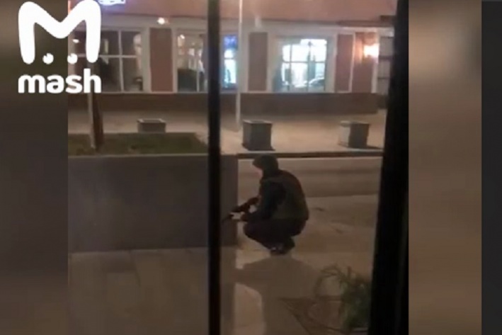 В центре Москвы мужчина устроил стрельбу из автомата. Трое убиты