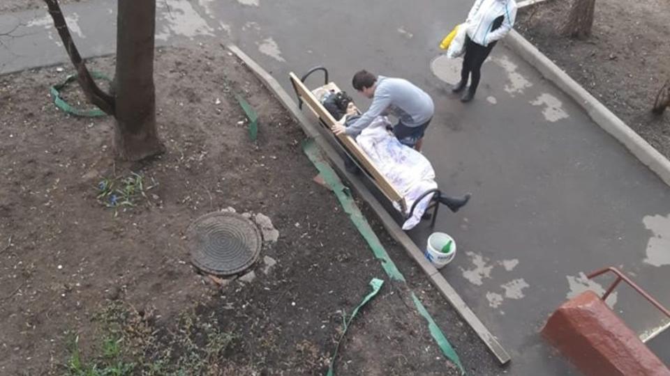 В Москве больную пневмонией женщину оставили умирать на лавке