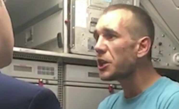 В Хабаровске СК возбуждено уголовное дело по факту хулиганства на борту авиалайнера и противоправных действий со стороны пассажира