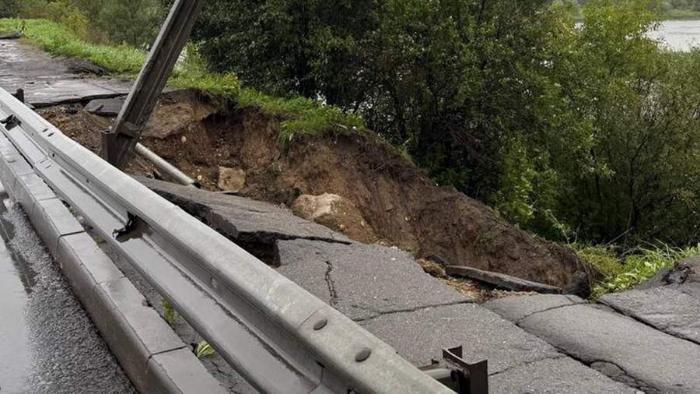 В Череповце сошел оползень после ливней: трамваи остановлены, улицы перекрыты | Оползень в Череповце парализовал движение трамваев