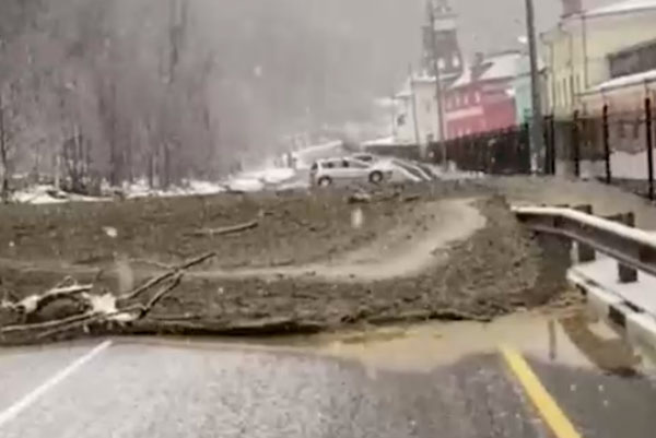 Оползень в Сочи привёл к парализации движения рядом с горнолыжным курортом "Роза Хутор"