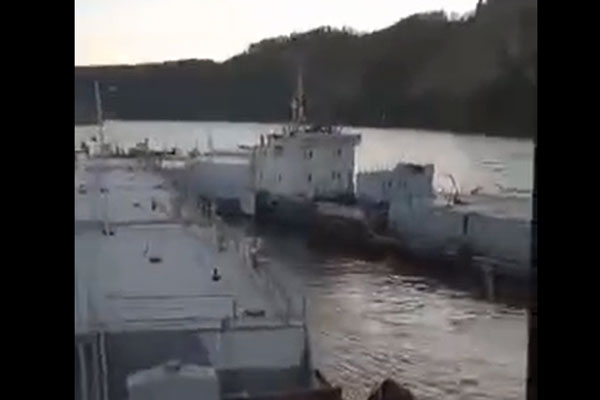 В Иркутской области из-за пьяного капитана танкера ввели режим ЧС. Видео