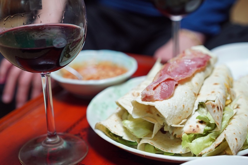 Диетолог объяснил, почему не стоит перекусывать на работе