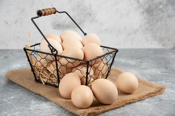 На Урале сеть супермаркетов пообещала миллион рублей отравившемуся её продукцией | На Урале посетители супермаркета лижут яйца ради миллиона рублей